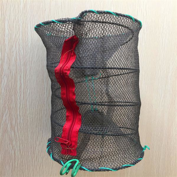 Knotless fish trap with plastic zip